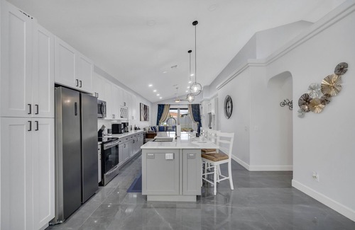 Davenport House | LUXURY HOME! 4BEDS/3B. PRIVATE POOL!