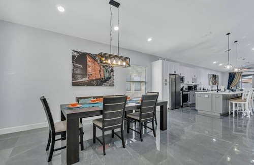 Davenport House | LUXURY HOME! 4BEDS/3B. PRIVATE POOL!
