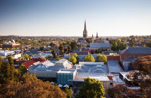Bendigo Villa | Luxury Home Away From Home in Heart Bendigo's CBD