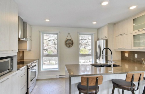 Bromont Condo | Luxury home directly on the mountain + Private Jacuzzi + Private locker