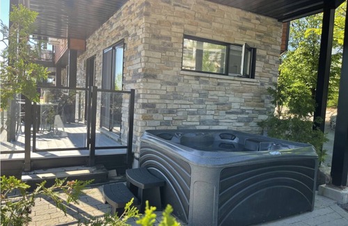 Bromont Condo | Luxury home directly on the mountain + Private Jacuzzi + Private locker