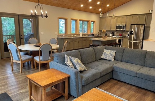 Alyeska House | Luxury home -Huge kitchen, living room, HOT TUB, & sauna in a private wooded lot