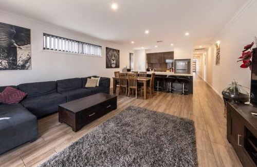 Christies Beach House | Luxury home in Christies Beach with King Bed, NBN, Netflix, 3Bed 2Bath