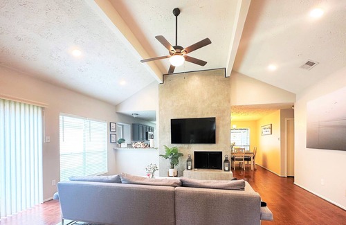 Stafford House | Luxury Home in Sugar Land-Stafford