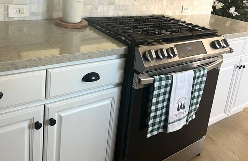 Victorville House | Luxury Home: LA, Big Bear & LV - 5 Mins to Mall
