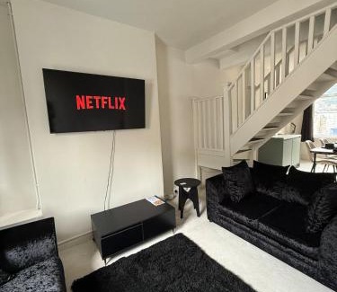 Grimsby Apartment | Luxury home - Long stays welcome