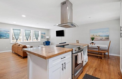 Beaufort House | Luxury Home Minutes to Base & Downtown - Sleeps 9