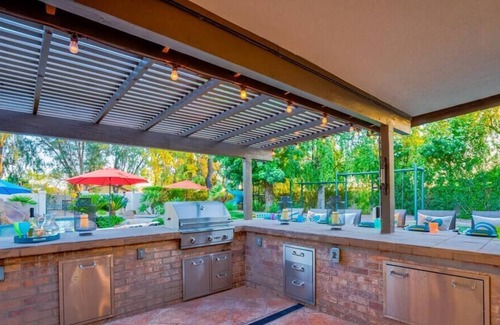 Glendale House | LUXURY HOME RESORT w/ POOL, SPA & GAME ROOM