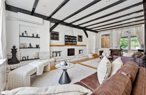 Staines Apartment | Luxury Home with Gym, Playground, Sleep 16