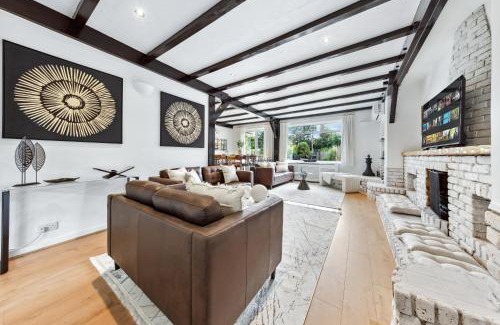 Staines Apartment | Luxury Home with Gym, Playground, Sleep 16