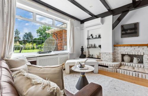 Staines Apartment | Luxury Home with Gym, Playground, Sleep 16