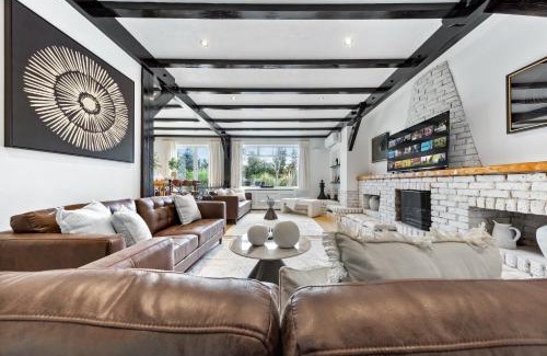 Staines Apartment | Luxury Home with Gym, Playground, Sleep 16