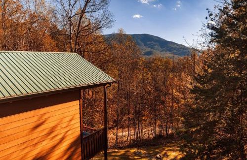 Gatlinburg - Pigeon Forge House | Luxury Honeymoon Cabin with Private Indoor Pool, Arcade, Hot Tub & Movie Theater