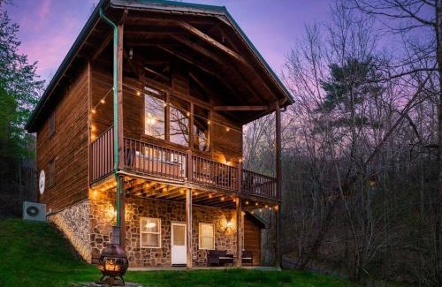 Gatlinburg - Pigeon Forge House | Luxury Honeymoon Cabin with Private Indoor Pool, Arcade, Hot Tub & Movie Theater