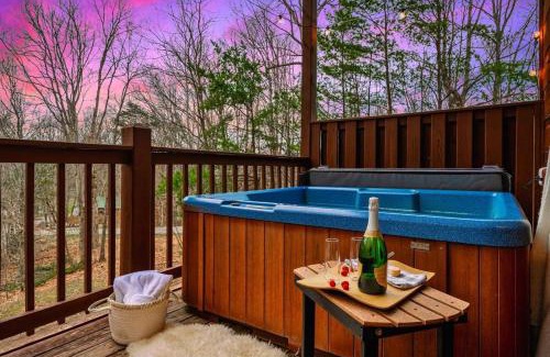 Gatlinburg - Pigeon Forge House | Luxury Honeymoon Cabin with Private Indoor Pool, Arcade, Hot Tub & Movie Theater
