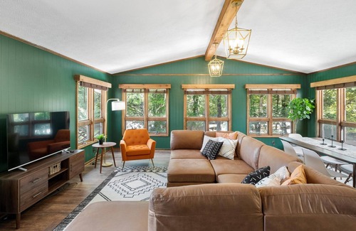 Connellys Springs Cabin | Luxury Hot Tub & Mountain Views