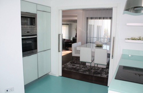 Ericeira Villa | Luxury house, 7min walk to the beach, with private pool, jacuzzi and games room