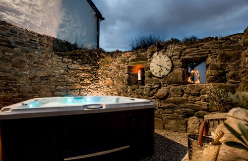 Newquay House | Luxury house sleeping 14 with stunning outdoor pool set privately in 10 acres