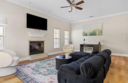 Gillespie Park House | Luxury House Walking Distance to Ocean - Sleeps 12