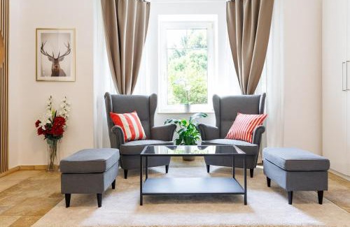 Kalksburg Apartment | Luxury House with Pool, Garden, AC & Sauna