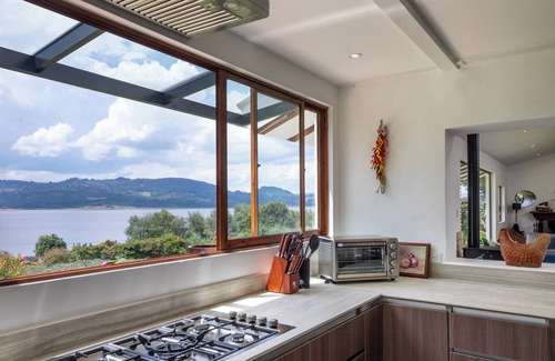Sesquile House | Luxury House with gorgeous Lake views and dock access on 11 acres.