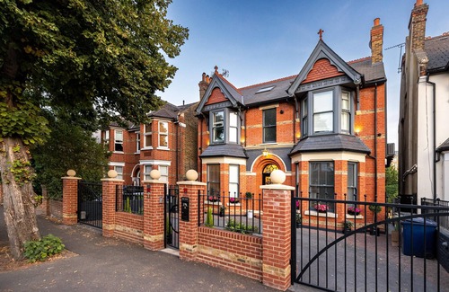 Ealing House | Luxury house with Hot Tub, sauna, cinema, gym.