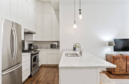 Central Business District Hotel | Luxury in NOLA: 4BR, 4BA Downtown Suite- Near Harrah's & French Quarter - Perfect for Groups