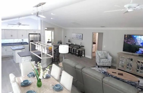 Wildwood House | Luxury in the Villages 2 King beds GREAT Location