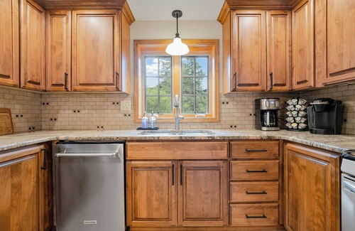 Cascade-Chipita Park Cottage | Luxury in the Mountains: Hot Tub Bliss & Cozy Comfort