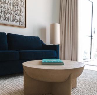 Al Safa Apartment | Luxury Jumeirah canal front designer stay sleeps4