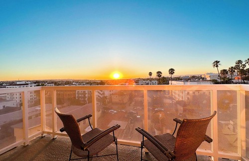 Downtown Los Angeles Apartment | Luxury K-Town Studio with City Views, Gym, Balcony, Washer/Dryer, Fast Wifi!