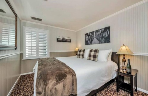 Calistoga Hotel | Luxury King Room. Steps to Napa Valley Wineries, Spas & Fine Dining!