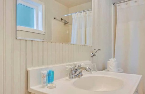 Calistoga Hotel | Luxury King Room. Steps to Napa Valley Wineries, Spas & Fine Dining!