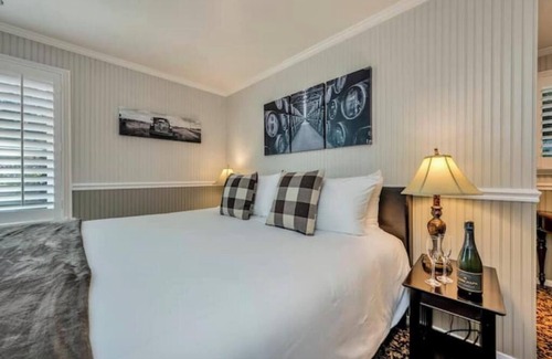 Calistoga Hotel | Luxury King Room. Steps to Napa Valley Wineries, Spas & Fine Dining!