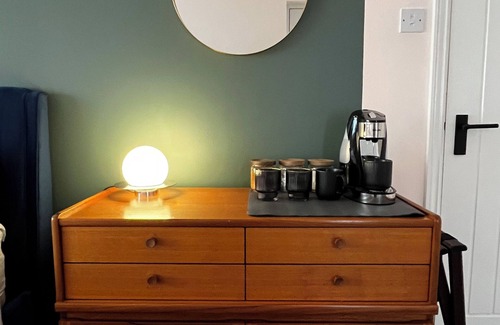 New Forest District Apartment | Luxury King Size Bedroom, own entrance, WiFi, Smart TV, New Forest walks!