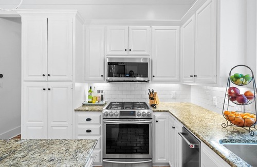 Rivercrest House | ⭐️Luxury Lake Austin-French Farmhouse: Pool, Hot Tub, Pizza OvenWaterfront Dock⭐️