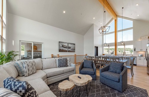 Waterfront Greens House | Luxury Lake Escape w/Lake Access & Indoor Pool