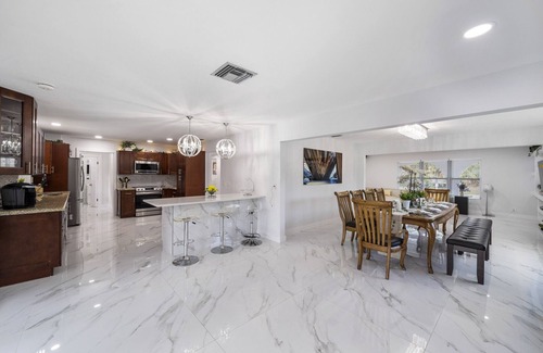 Lake Worth House | LUXURY Lake house-5 BD, 5 BA, Pool, Hot-Tub, Grill, Mini Golf and Tiki Hut