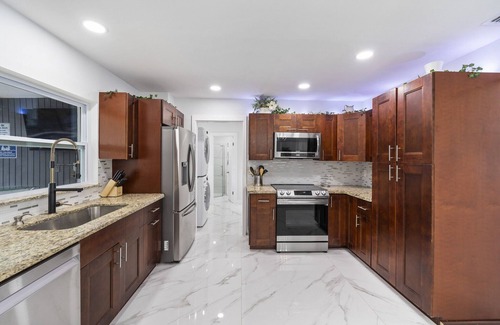 Lake Worth House | LUXURY Lake house-5 BD, 5 BA, Pool, Hot-Tub, Grill, Mini Golf and Tiki Hut