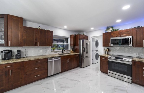 Lake Worth House | LUXURY Lake house-5 BD, 5 BA, Pool, Hot-Tub, Grill, Mini Golf and Tiki Hut