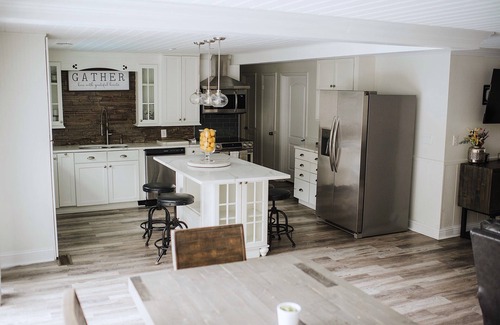 Shelby House | LUXURY LAKE HOUSE & DOG CONDO