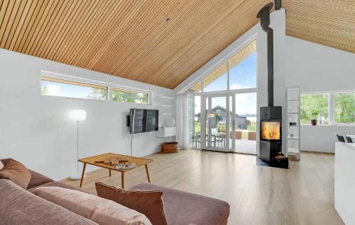 Sunds House | Luxury Lake House With Activities For All