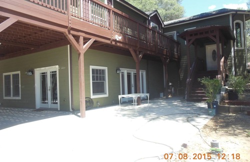 Dos Rios House | Luxury Lake Suite 9 Hole & Disc Golf with Hot Tub, Views, Large Patios.