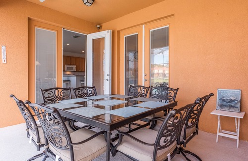 Bellavida House | Luxury Lake view 5* villa 6 bed 5.5 bath, 30ft pool with spa in gated Bellavida