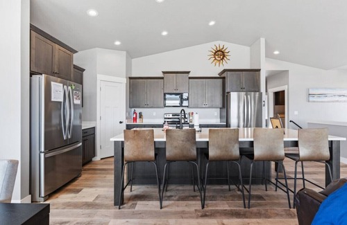 Sweetwater House | Luxury Lake Views | Sleeps 19 - Ideal Beach - Hot Tub - Foosball