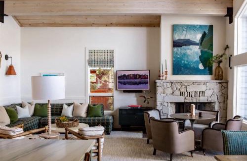 Truckee House | Luxury Lakefront 5 Br Home Hot Tub Arcade