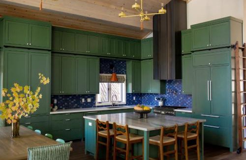 Truckee House | Luxury Lakefront 5 Br Home Hot Tub Arcade