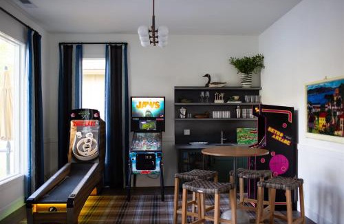 Truckee House | Luxury Lakefront 5 Br Home Hot Tub Arcade