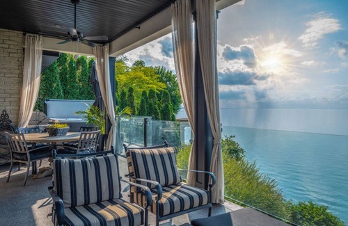 Port Dalhousie House | LUXURY LAKEFRONT HOME WITH PRIVATE BACKYARD BEACH