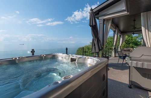 Port Dalhousie House | LUXURY LAKEFRONT HOME WITH PRIVATE BACKYARD BEACH